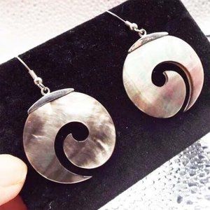ARTISAN CARVED SPIRAL LUSTRE SHELL DESIGN SILVER CAP SIGNED "B" EARRINGS 15